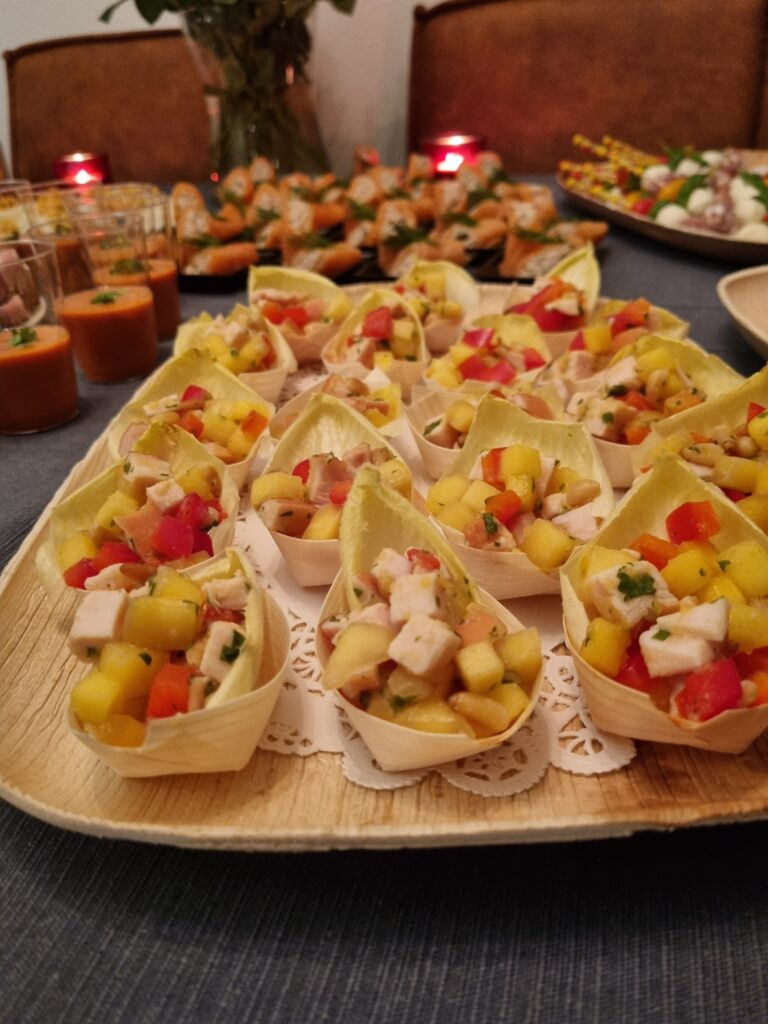 Endivie hapjes gevuld met mango, paprika en kip