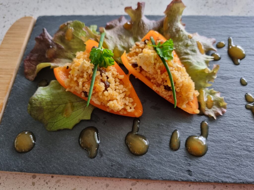 Buffet met gevulde paprika's op leisteen