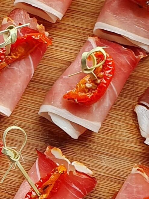 Prosciutto rolletjes gevuld met zongedroogde tomaten