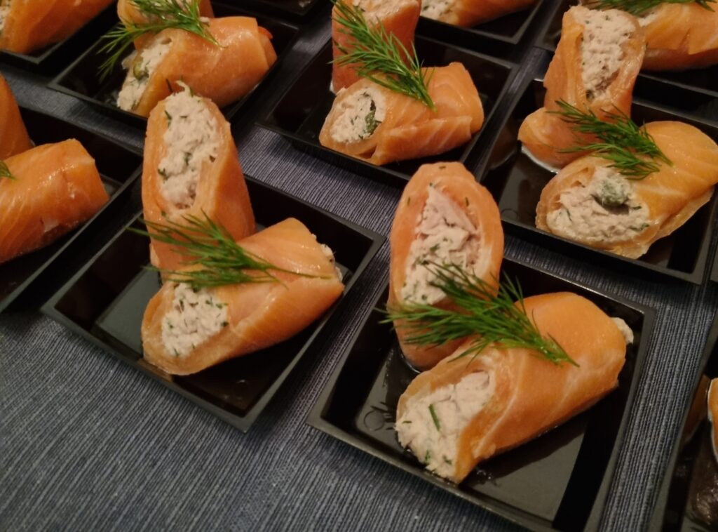 Zalmrolletjes gevuld met roomkaas en kruiden